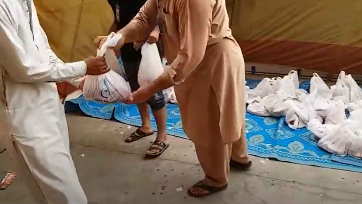 যে ইচ্ছাকৃত কোরবানি করেনি, তাকে গোশত দেওয়া যাবে?