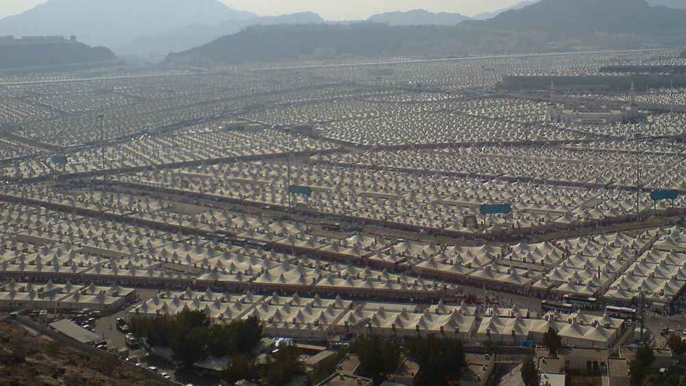 মিনায় নামাজ ও রাতযাপনের বিধান