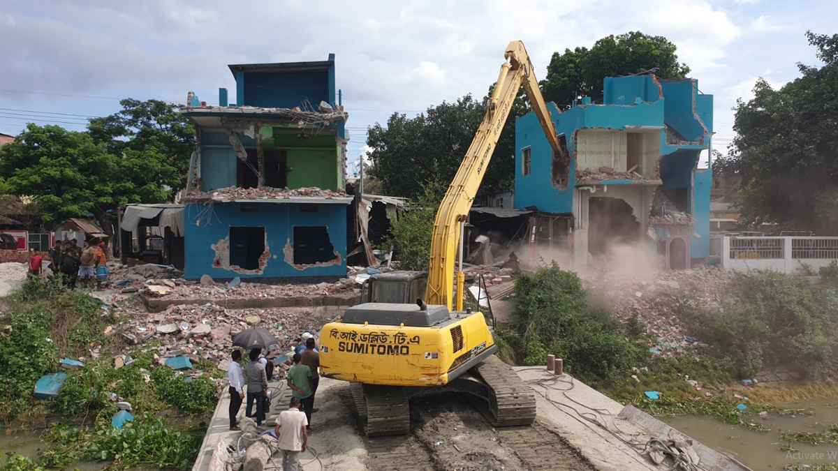 মুন্সিগঞ্জে ধলেশ্বরী তীরের অবৈধ স্থাপনা উচ্ছেদ