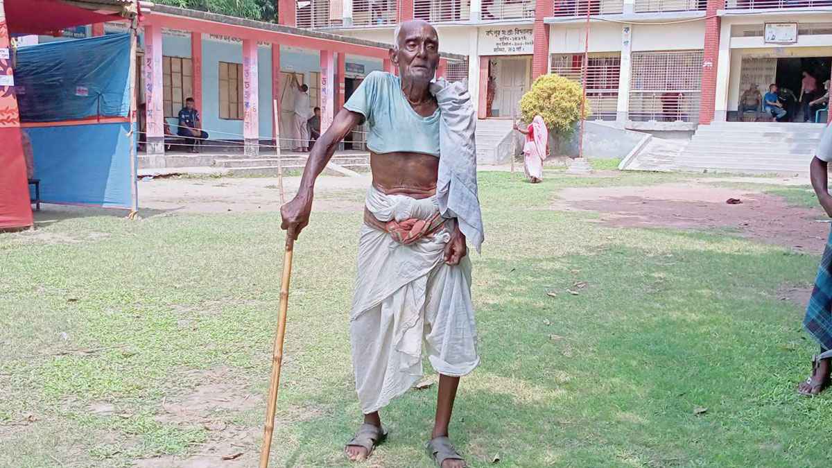 লাঠিতে ভর দিয়ে কেন্দ্রে এসে ভোট দিলেন ৮৫ বছর বয়সী কার্তিক হালদার