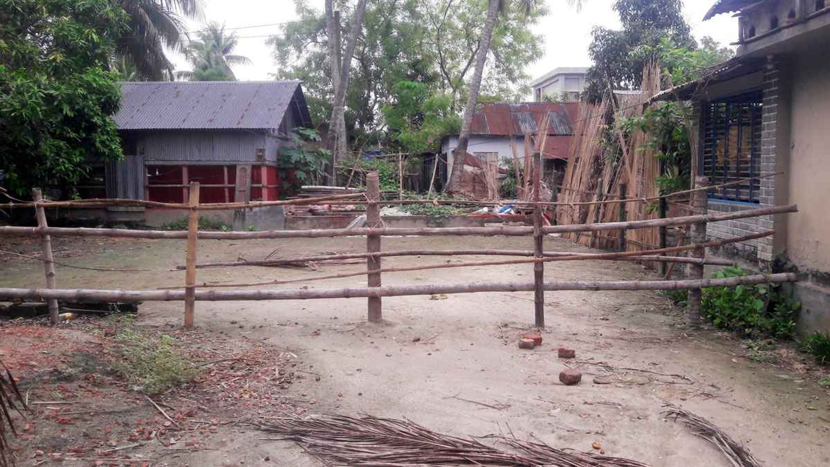 নড়াইলে এক পরিবার ৩ মাস অবরুদ্ধ