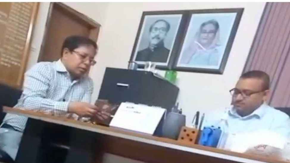 নারায়ণগঞ্জে ২ প্রকৌশলীর ঘুষ গ্রহণের ভিডিও ভাইরাল