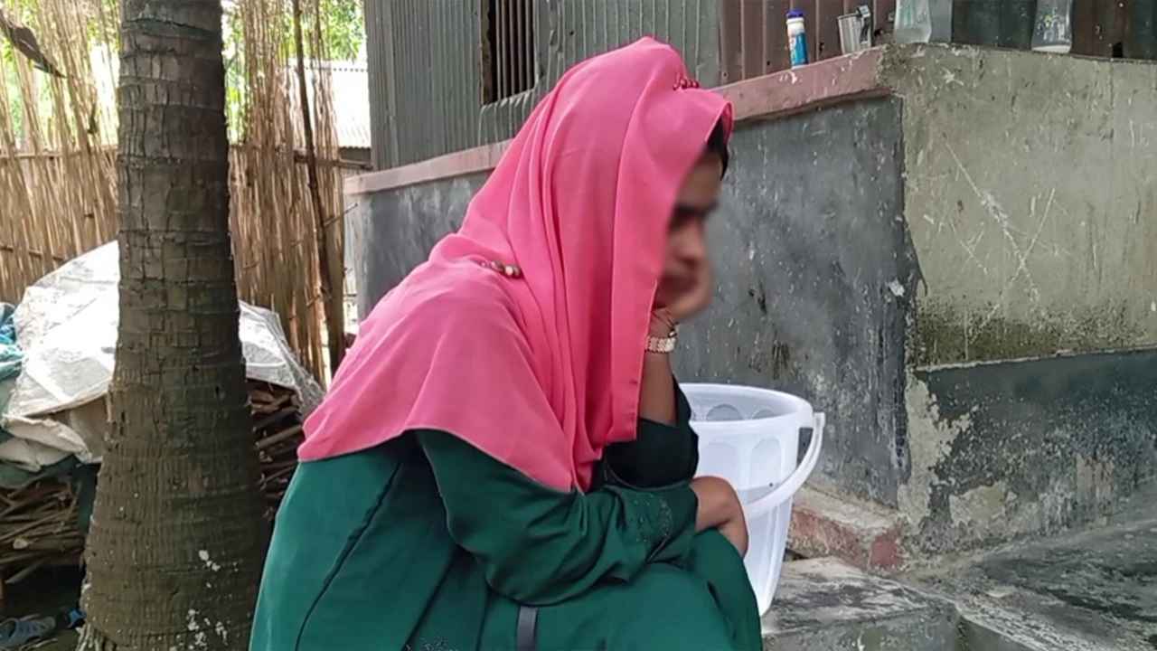 বিয়ের দাবিতে এনজিও কর্মীর বাড়িতে মা-মেয়ের অনশন