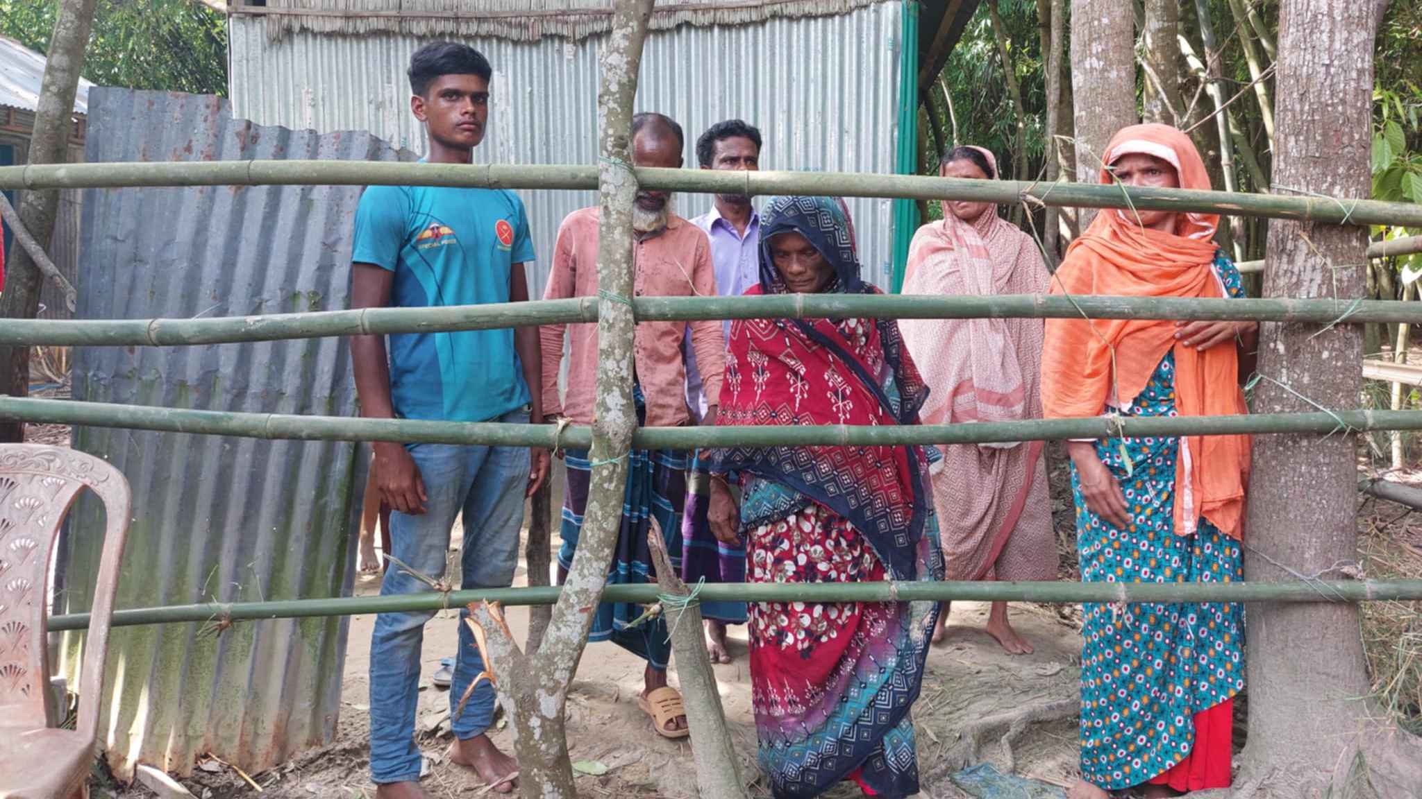 বাঁশের বেড়ায় অবরুদ্ধ পরিবার