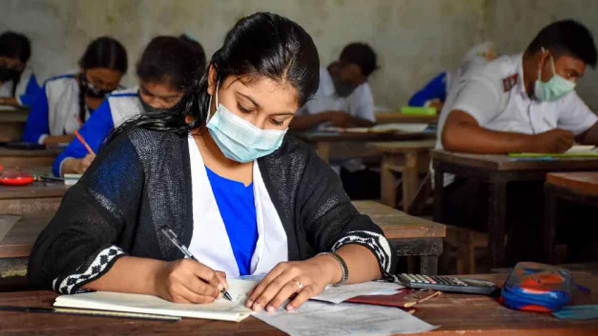 ময়মনসিংহে এক কেন্দ্রে ১০ শিক্ষার্থী ও শিক্ষক বহিষ্কার