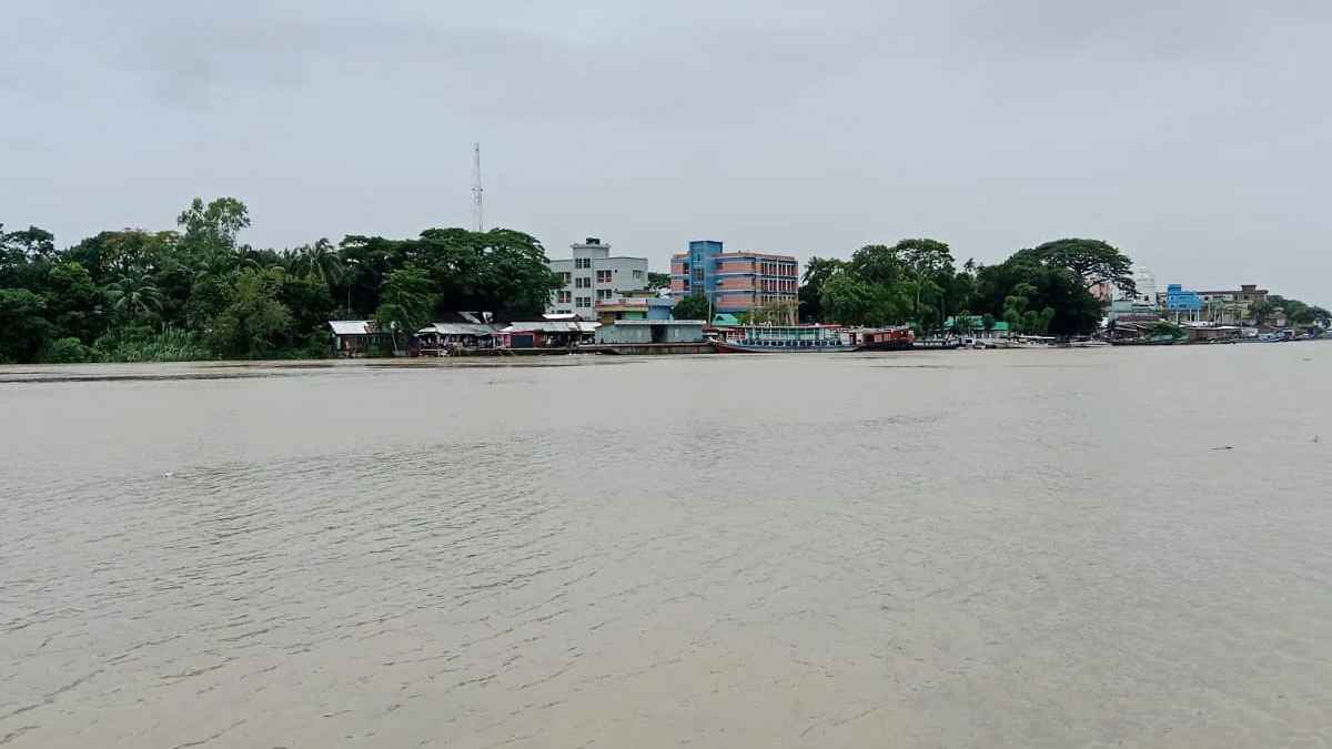 সুনামগঞ্জে নদীর পানি কমছে, রোদে স্বস্তি