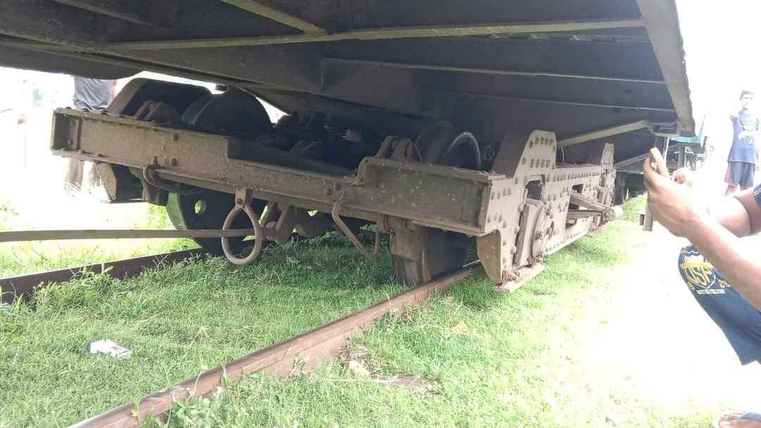 বগুড়ায় মেইল ট্রেনের ইঞ্জিন বিকল ও কলেজ ট্রেন লাইনচ্যুত