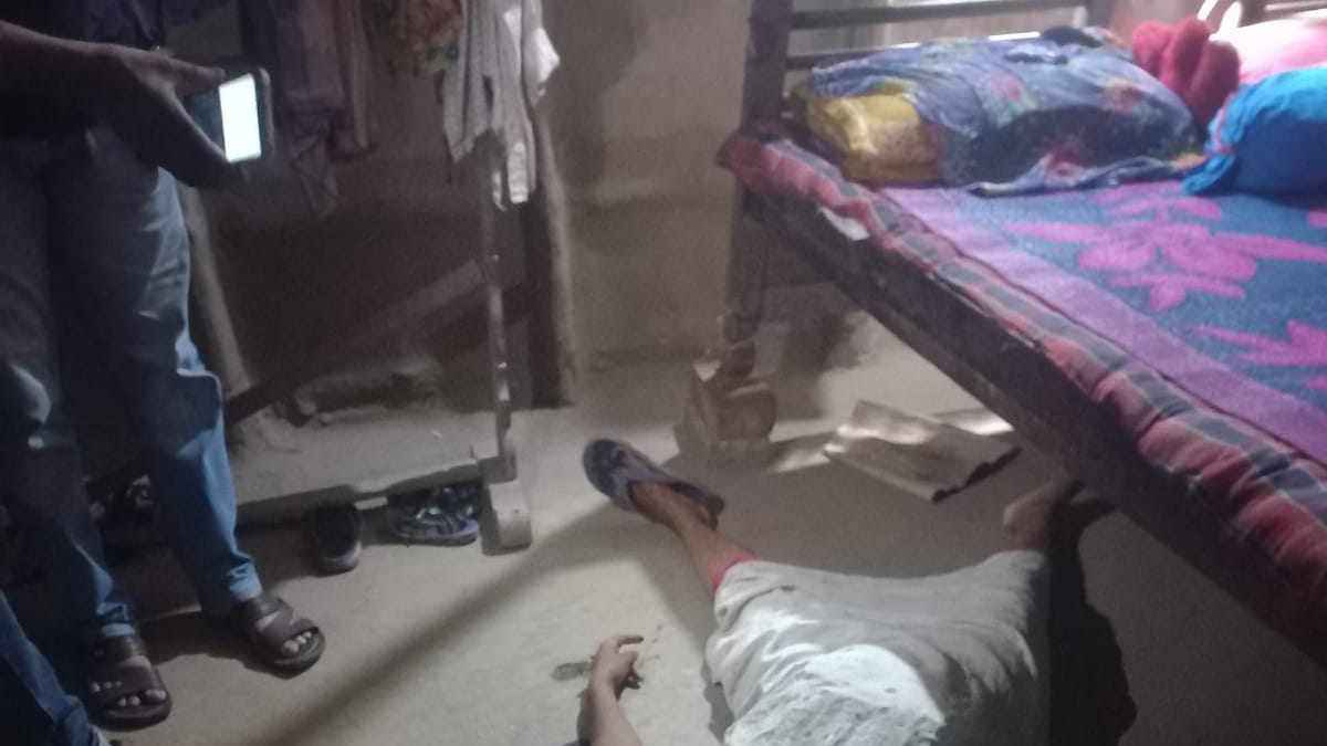 নাটোরে গৃহবধূকে গলাকেটে হত্যা, স্বামী পলাতক