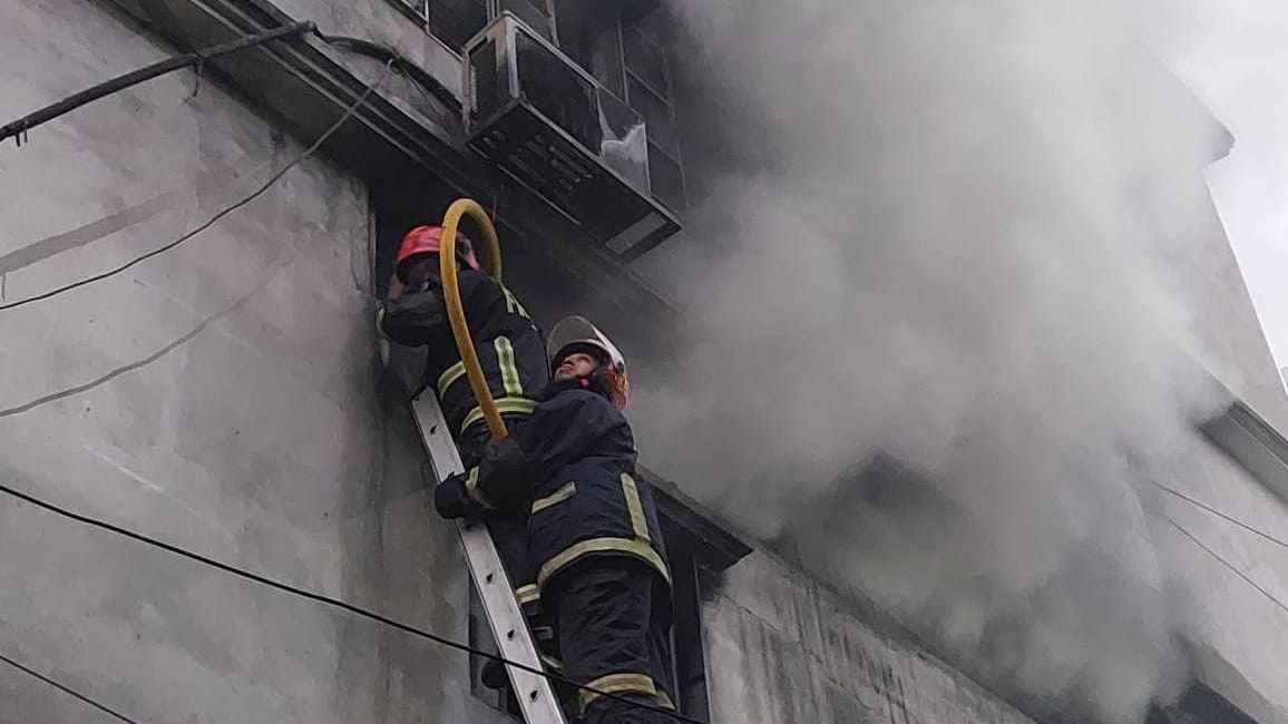 পুরান ঢাকায় কেমিক্যাল গোডাউনে আগুন