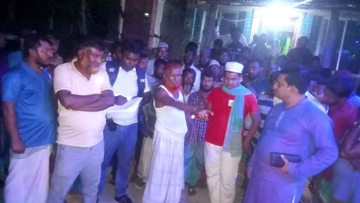 শেরপুরে দোল উৎসবে মেতেছে তরুণ-তরুণীরা