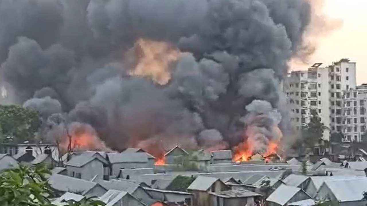এবার বনানীর কড়াইল বস্তিতে আগুন