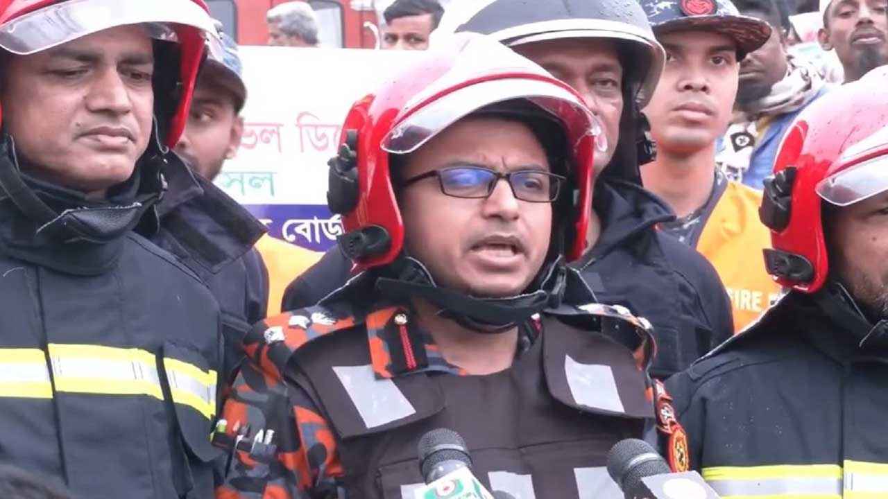 আগুন লাগা ভবনটি ঝুঁকিপূর্ণ, ভেঙে পড়তে পারে: ফায়ার সার্ভিস