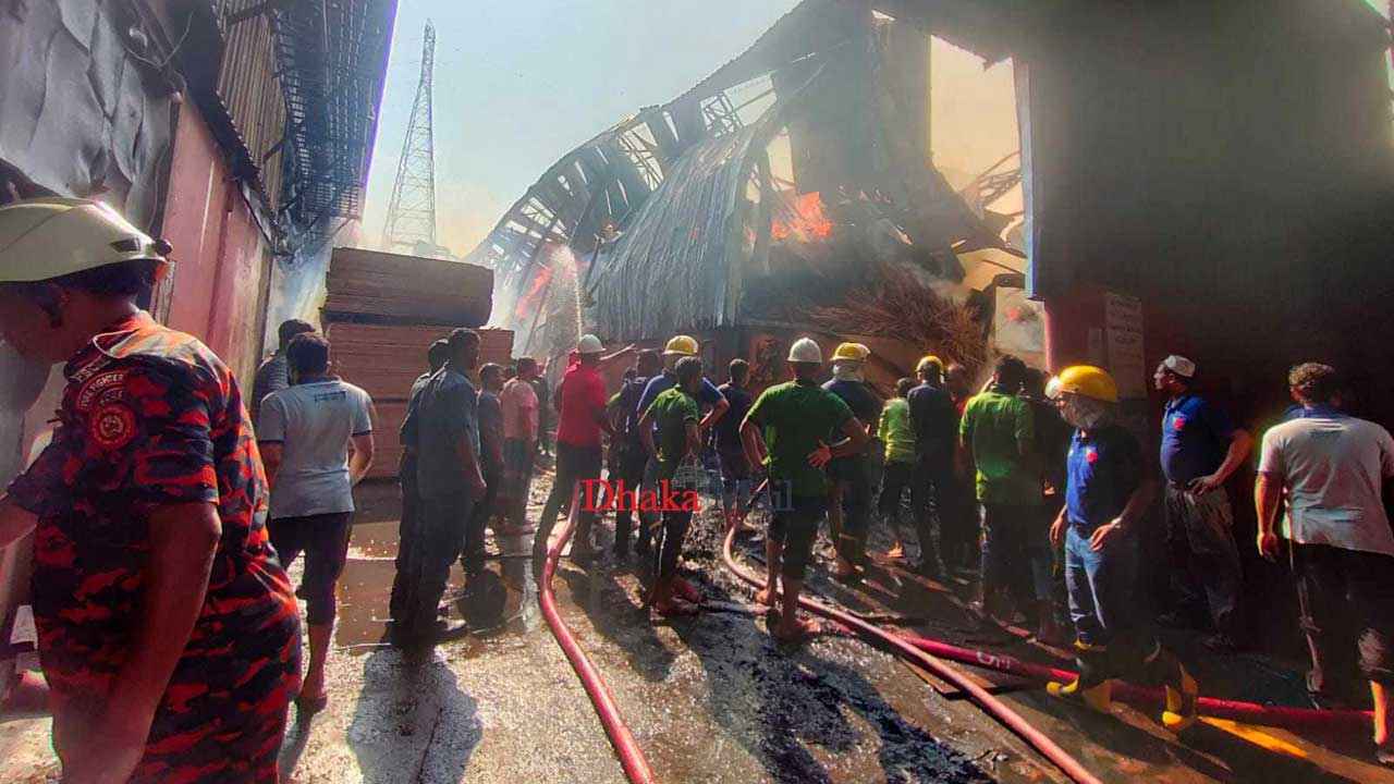 মুন্সিগঞ্জে ৩ ঘণ্টা ধরে জ্বলছে সুপারবোর্ড কারখানা