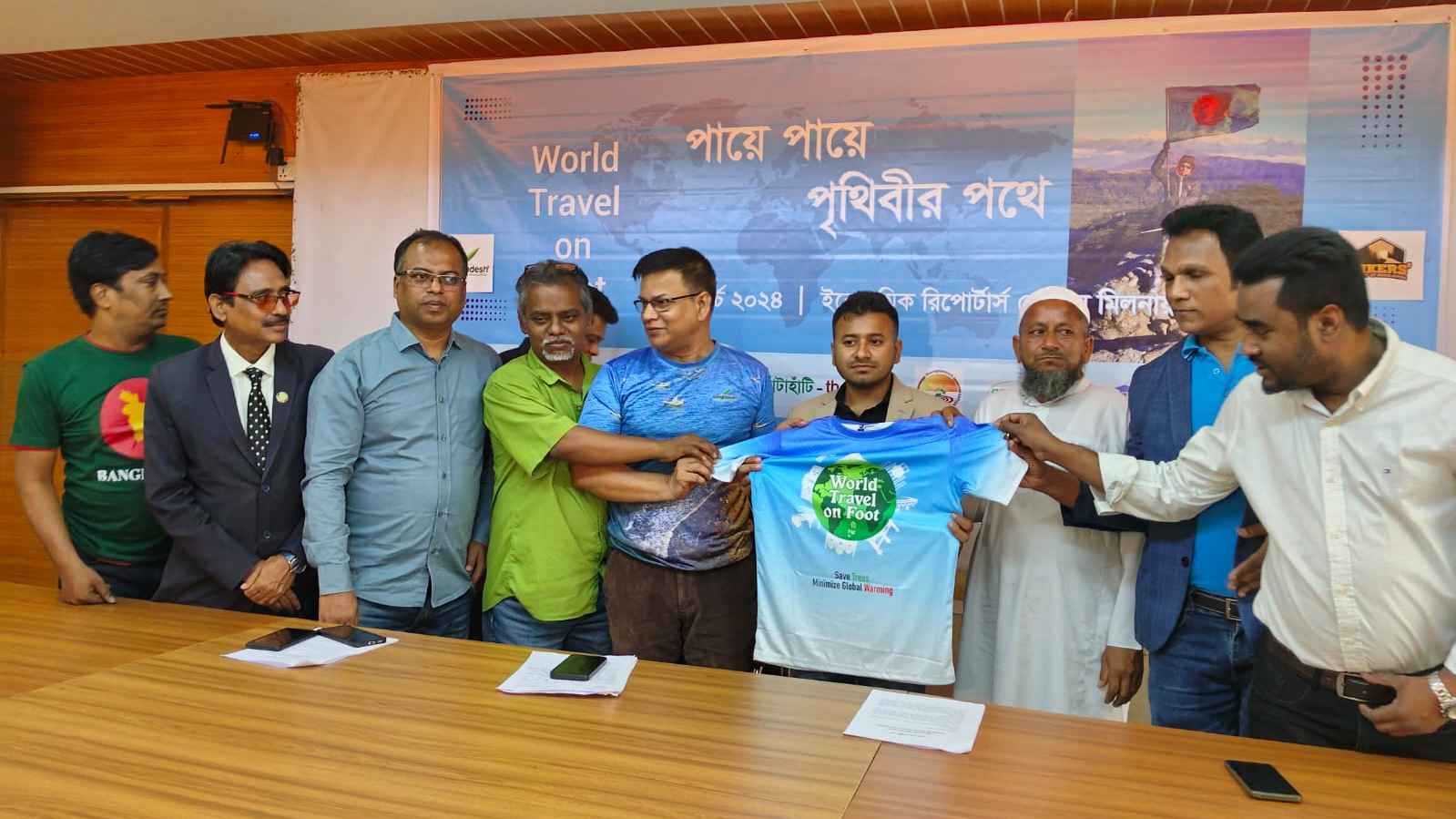 হেঁটে বিশ্ব ভ্রমণে বের হচ্ছেন বাংলাদেশি হাইকার সাইফুল ইসলাম