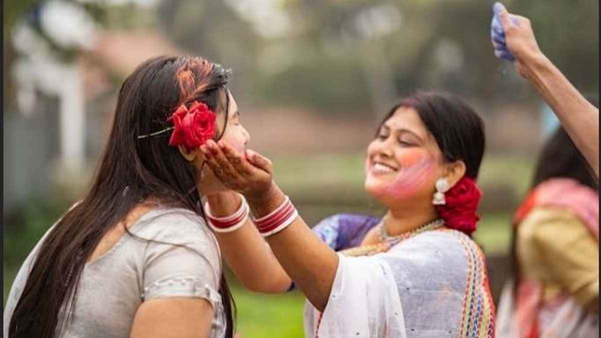 শেরপুরে দোল উৎসবে মেতেছে তরুণ-তরুণীরা