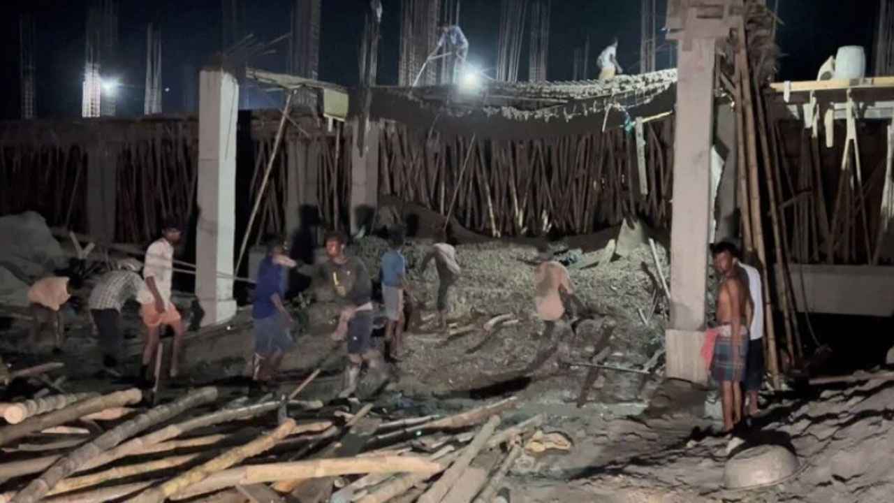 পটুয়াখালীতে ঢালাইয়ের সময় ধসে পড়ল স্বাস্থ্য কমপ্লেক্সের ছাদ