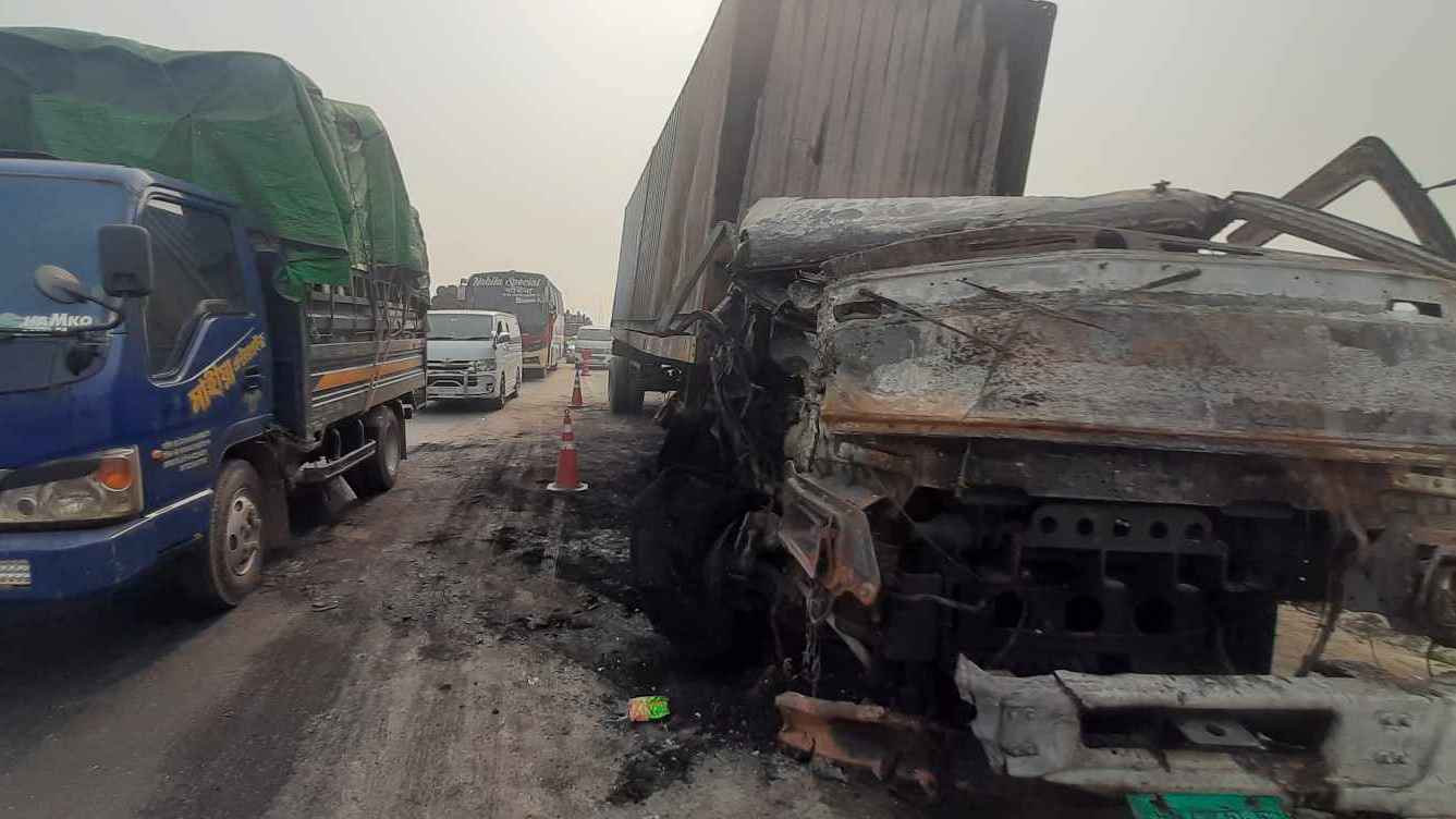 বঙ্গবন্ধু সেতু মহাসড়কে দুই পরিবহনে সংঘর্ষে অগ্নিকাণ্ড, চালকের মৃত্যু