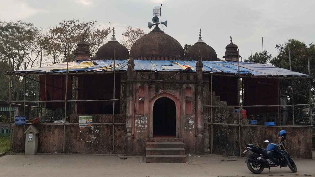 ৩০০ বছর দাঁড়িয়ে আছে মোঘল আমলের উলচাপাড়া শাহী মসজিদ