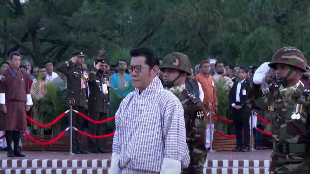 স্বাধীনতা দিবসে স্মৃতিসৌধে শ্রদ্ধা জানালেন ভুটানের রাজা
