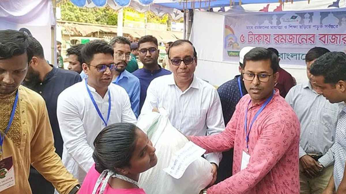 মানিকগঞ্জে অধ্যাপকের বিরুদ্ধে ইসলাম বিদ্বেষের অভিযোগ