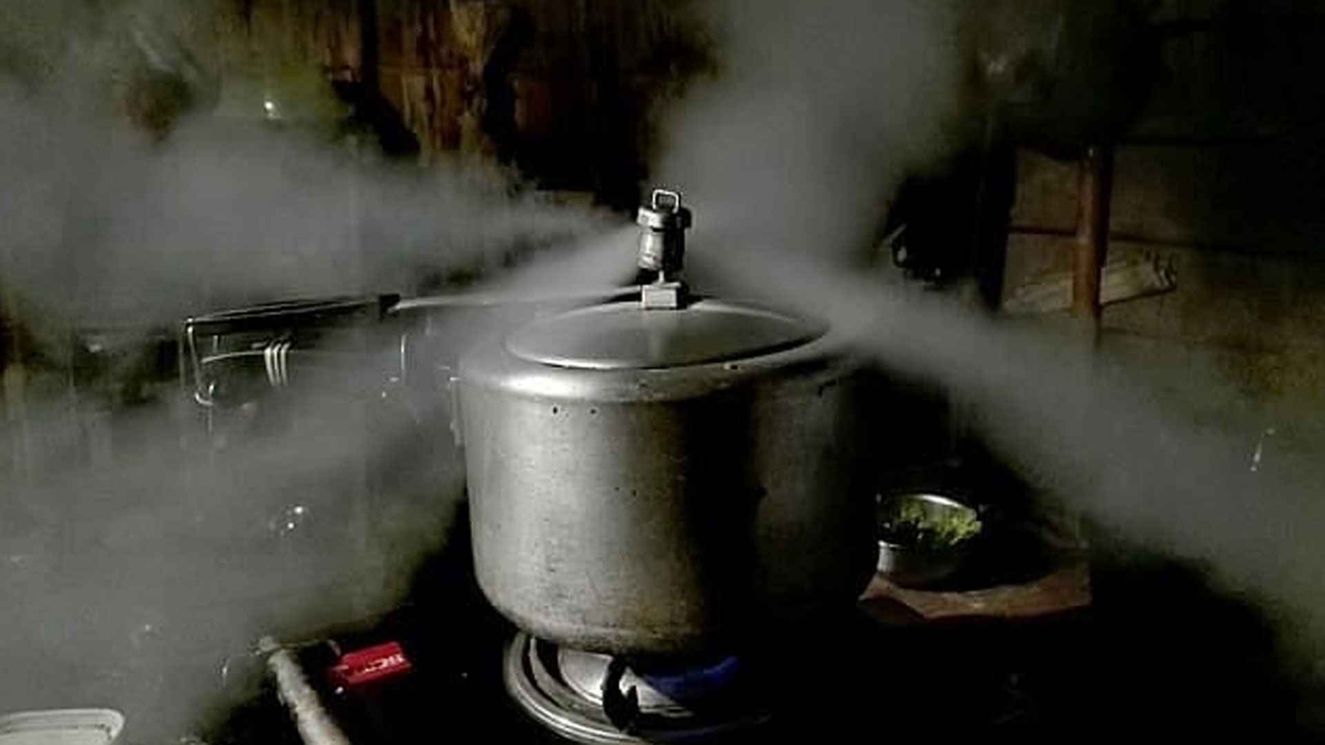 প্রেশার কুকারে কোন খাবার রাঁধতে কয়টি সিটি লাগে?