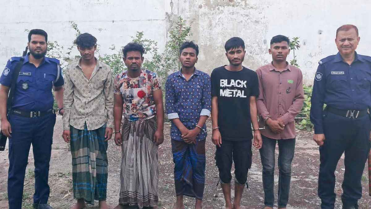 ডাকাতির প্রস্তুতিকালে অস্ত্রসহ গ্রেফতার ৫