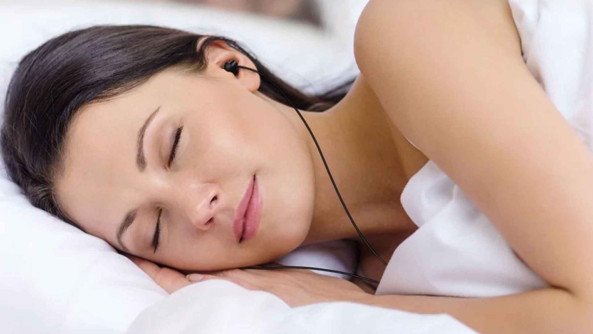 কানে ইয়ারফোন গুঁজে ঘুম, হারাতে পারেন শ্রবণশক্তি