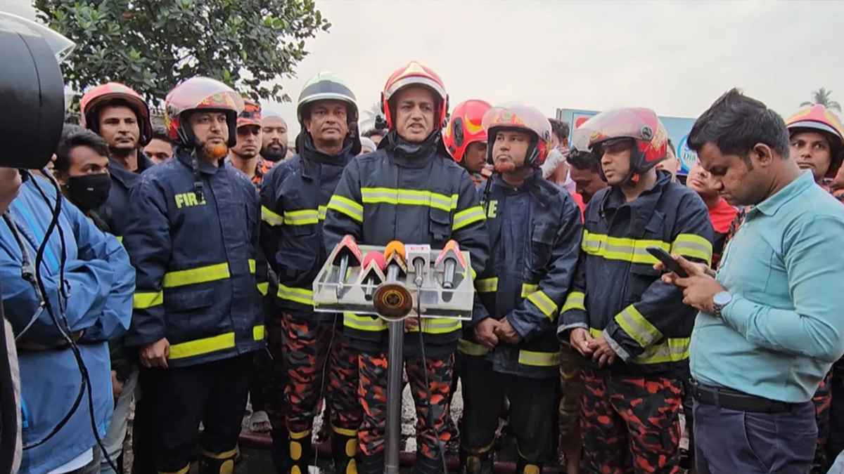 শতাধিক দোকান পুড়িয়ে নিভল রূপগঞ্জের আগুন