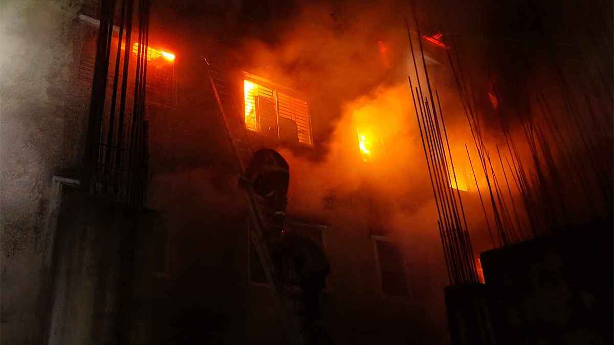 ডেমরায় আগুন: পানি সংকটে ফায়ার সার্ভিস