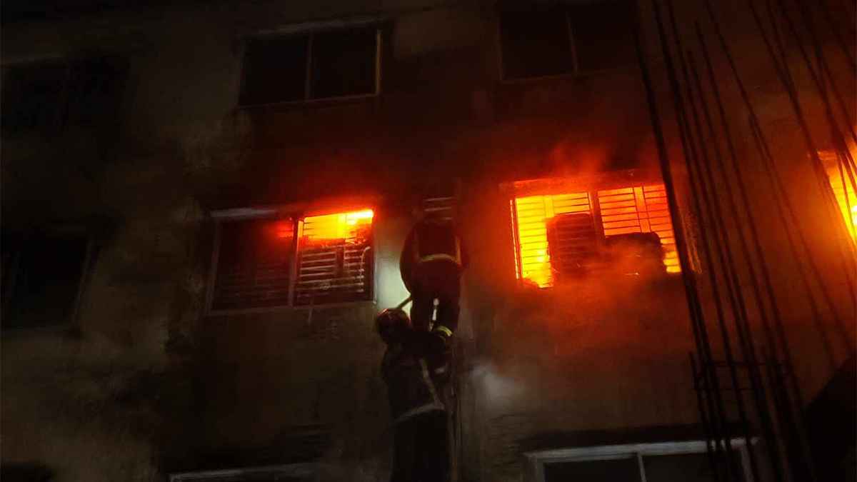 ডেমরায় অগ্নিকাণ্ডে ফায়ার সার্ভিসের সঙ্গে যোগ দিয়েছে নৌবাহিনী-পুলিশ