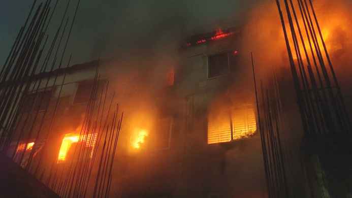 ডেমরায় কাপড়ের গোডাউনে আগুন, নিয়ন্ত্রণে ৫ ইউনিট