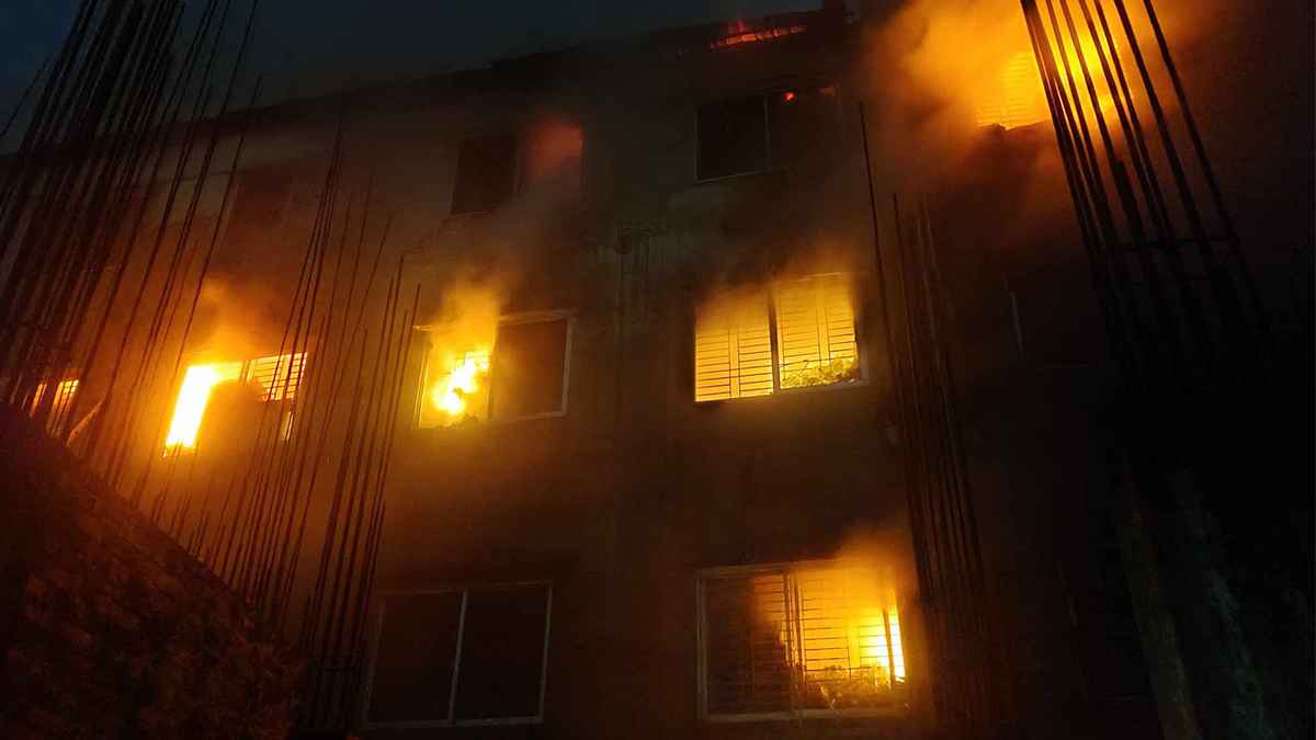 ডেমরায় কাপড়ের গোডাউনে আগুন, নিয়ন্ত্রণে ইউনিট বেড়ে ১০