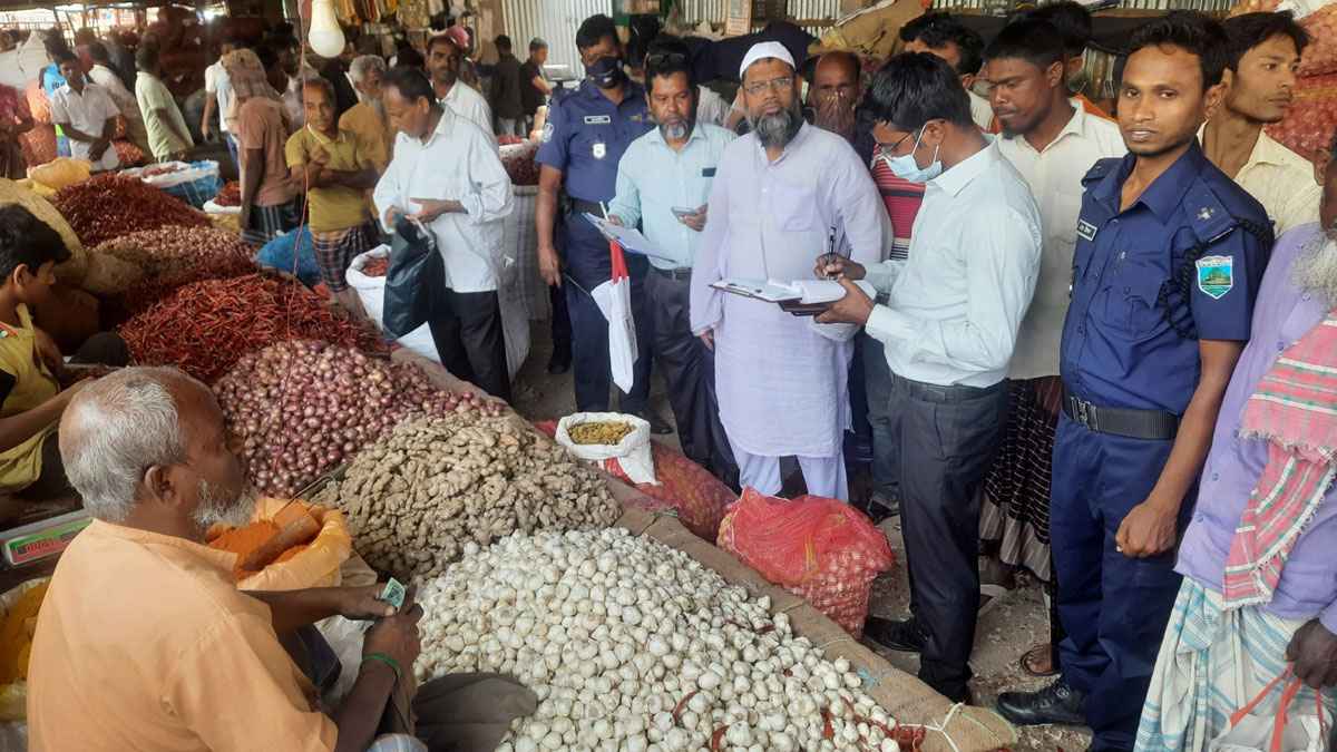 জয়পুরহাটে ভ্রাম্যমাণ আদালতের অভিযান, ব্যবসায়ীকে জরিমানা