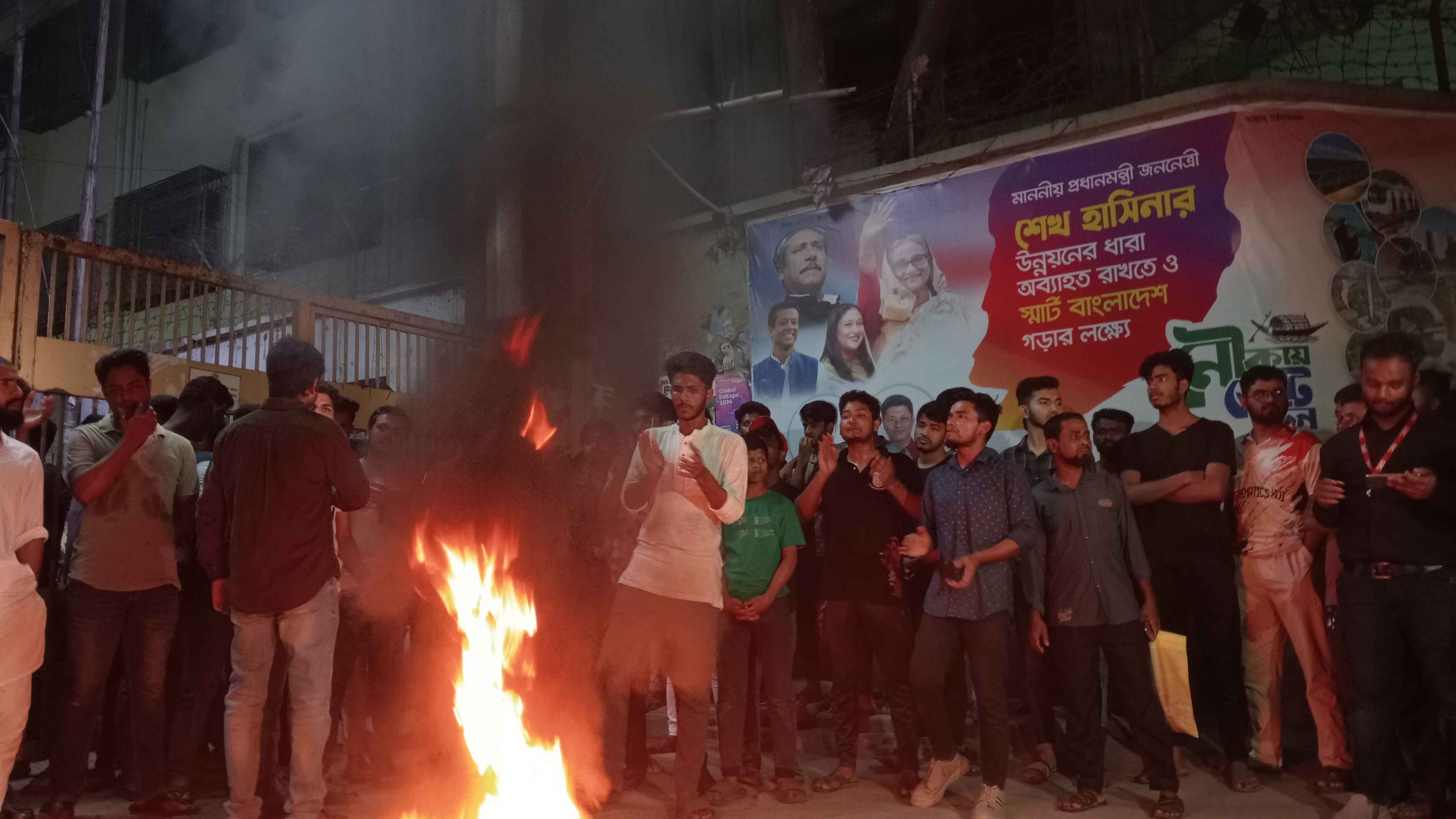 শিক্ষার্থীর আত্মহত্যার ঘটনায় উত্তাল জবি, বিক্ষোভের ডাক