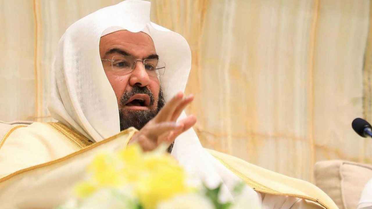 সেলফিতে ব্যস্ত মুসল্লি, বিরক্ত হলেন কাবার ইমাম