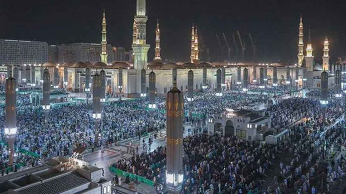 মসজিদে নববির ছাদে ৯০ হাজার মুসল্লির নামাজ আদায়