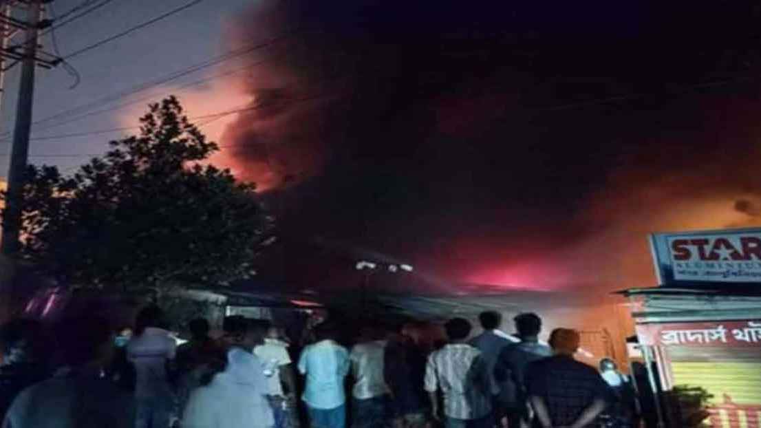নারায়ণগঞ্জে কাঁচাবাজারে ভয়াবহ আগুন, নিয়ন্ত্রণে ১০ ইউনিট