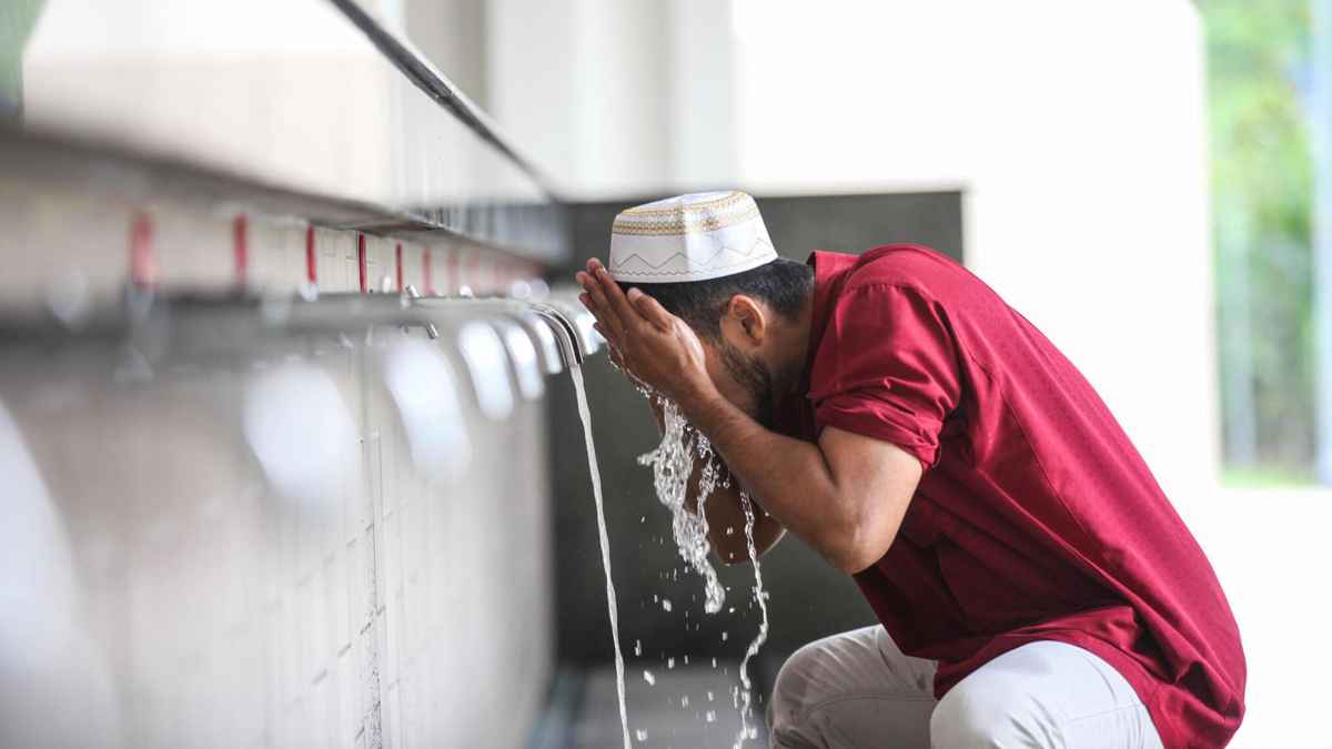 অজু গোসলের সময় অনিচ্ছাকৃত গলায় পানি গেলে রোজা হবে?