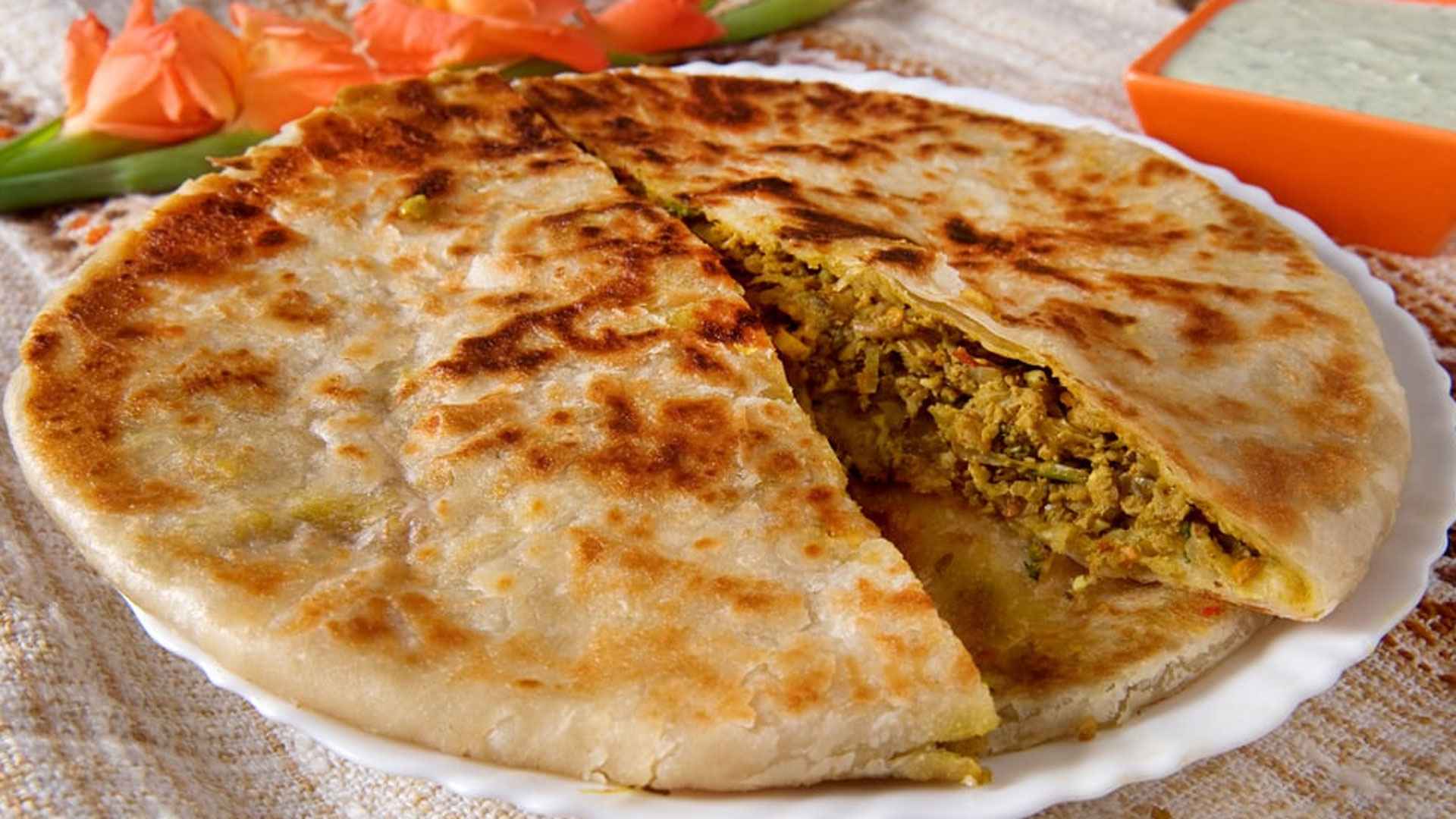 ইফতার আয়োজনে কিমা পরোটা