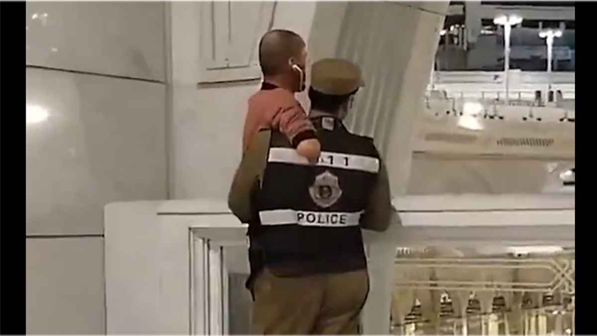 প্রতিবন্ধীকে কোলে নিয়ে কাবা দেখালেন পুলিশ