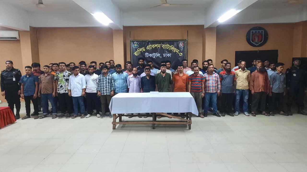 গ্রাম থেকে আসা রোগীর স্বজনদের জিম্মি করতো তারা