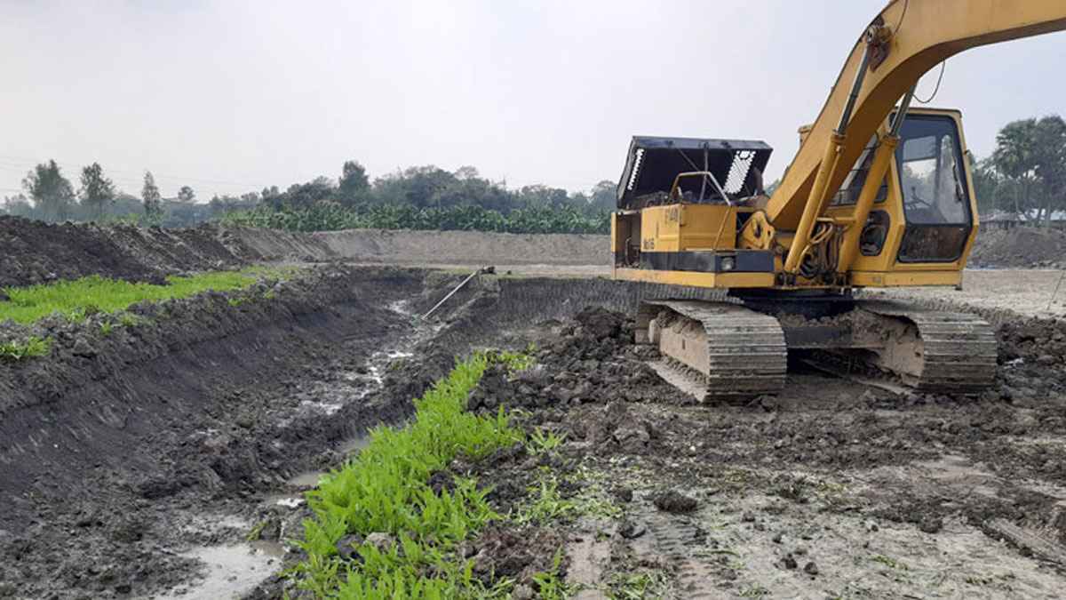পুকুর খননে বাধা দেওয়ায় ১০ কৃষককে কুপিয়ে জখম