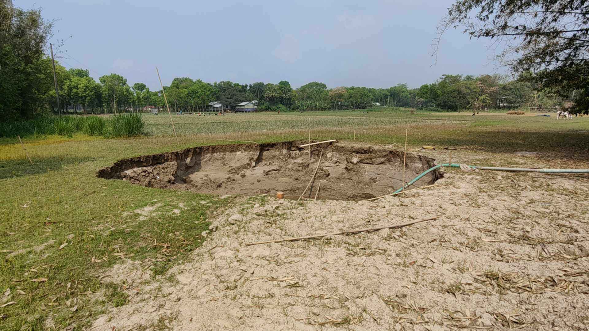 রাজবাড়ীতে তিন ফসলি জমিতে ড্রেজার দিয়ে পুকুর খনন​