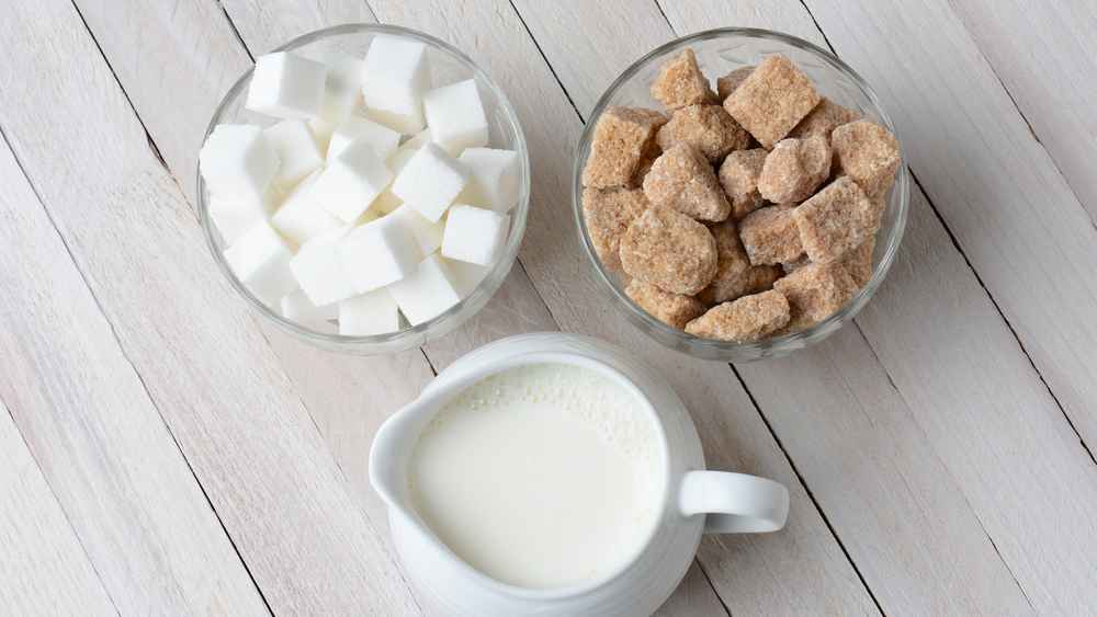 দুধের সঙ্গে চিনি মিশিয়ে খাওয়া কি ঠিক?