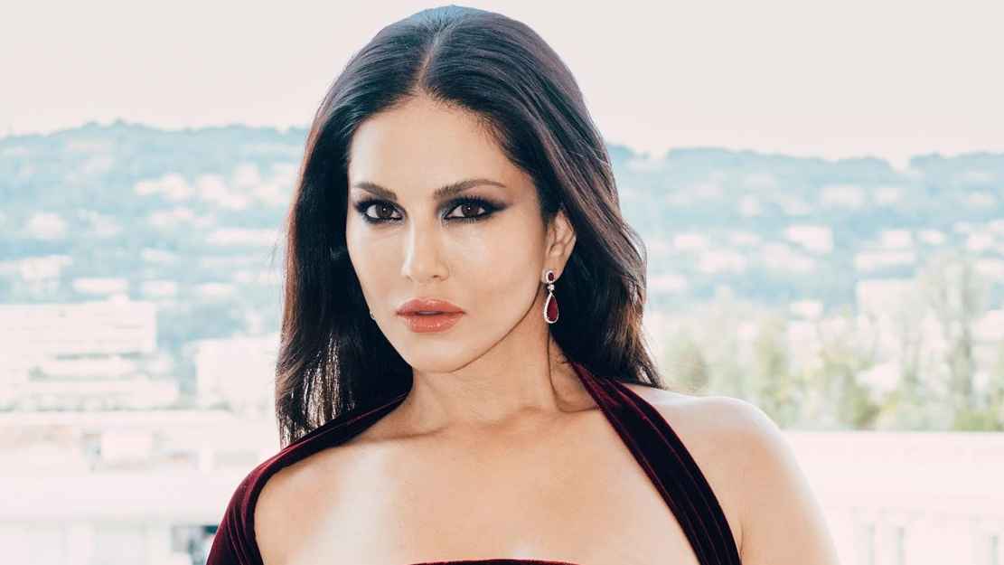 কার হাত ধরে পর্নোগ্রাফিতে নাম লিখিয়েছিলেন সানি লিওন? 