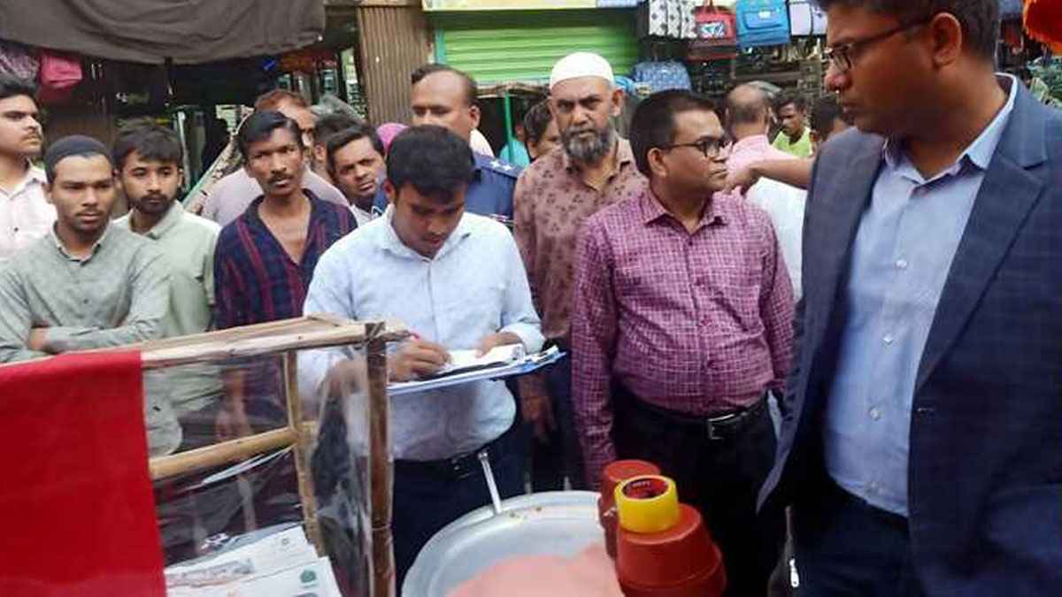 অস্বাস্থ্যকর পরিবেশে ইফতারি বিক্রি, ৬ প্রতিষ্ঠানকে জরিমানা