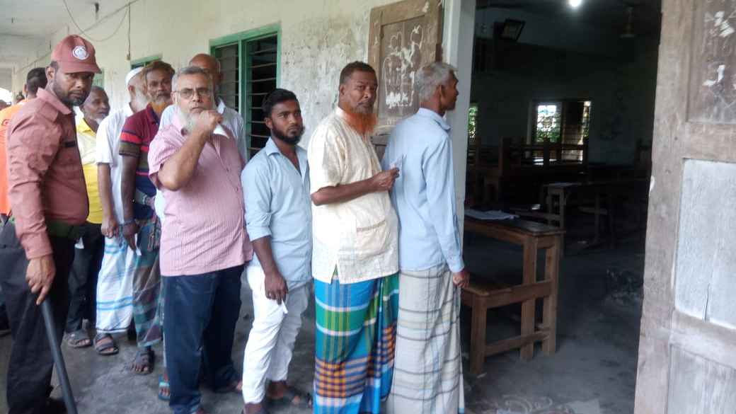 দুই ঘণ্টায় হিজলায় ৯.৩১, মুলাদীতে ৯.০ শতাংশ ভোট পড়েছে
