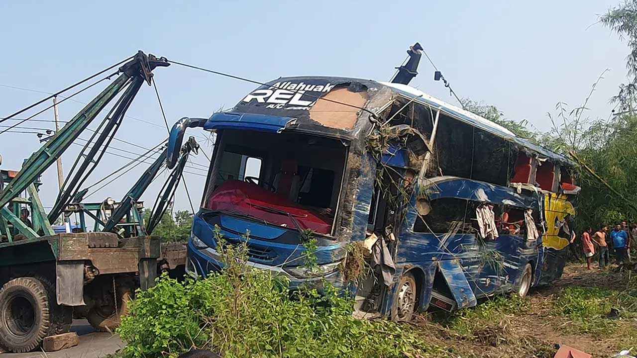 কুমিল্লায় বাস উল্টে নিহত ৫