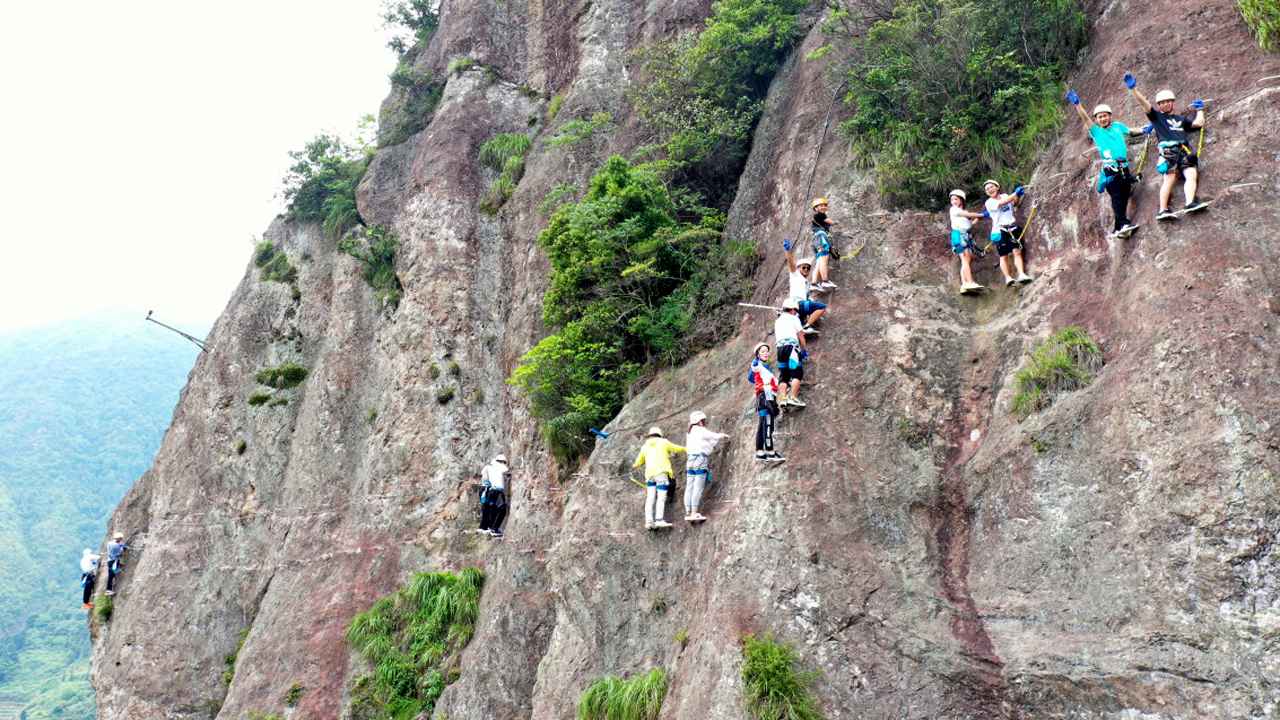 ঝুলন্ত অবস্থায় দুর্গম পর্বতে এক ঘণ্টা আটকা!