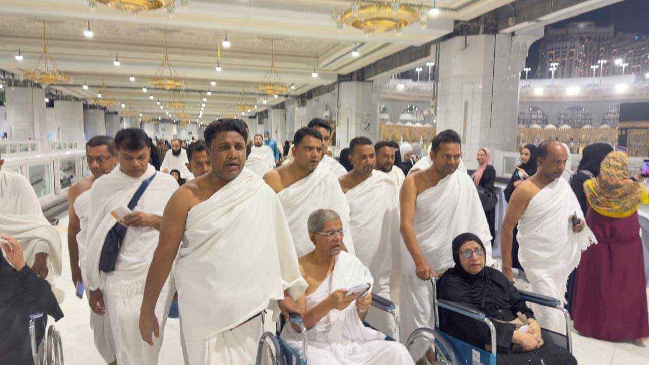 সস্ত্রীক ওমরাহ করলেন ফখরুল